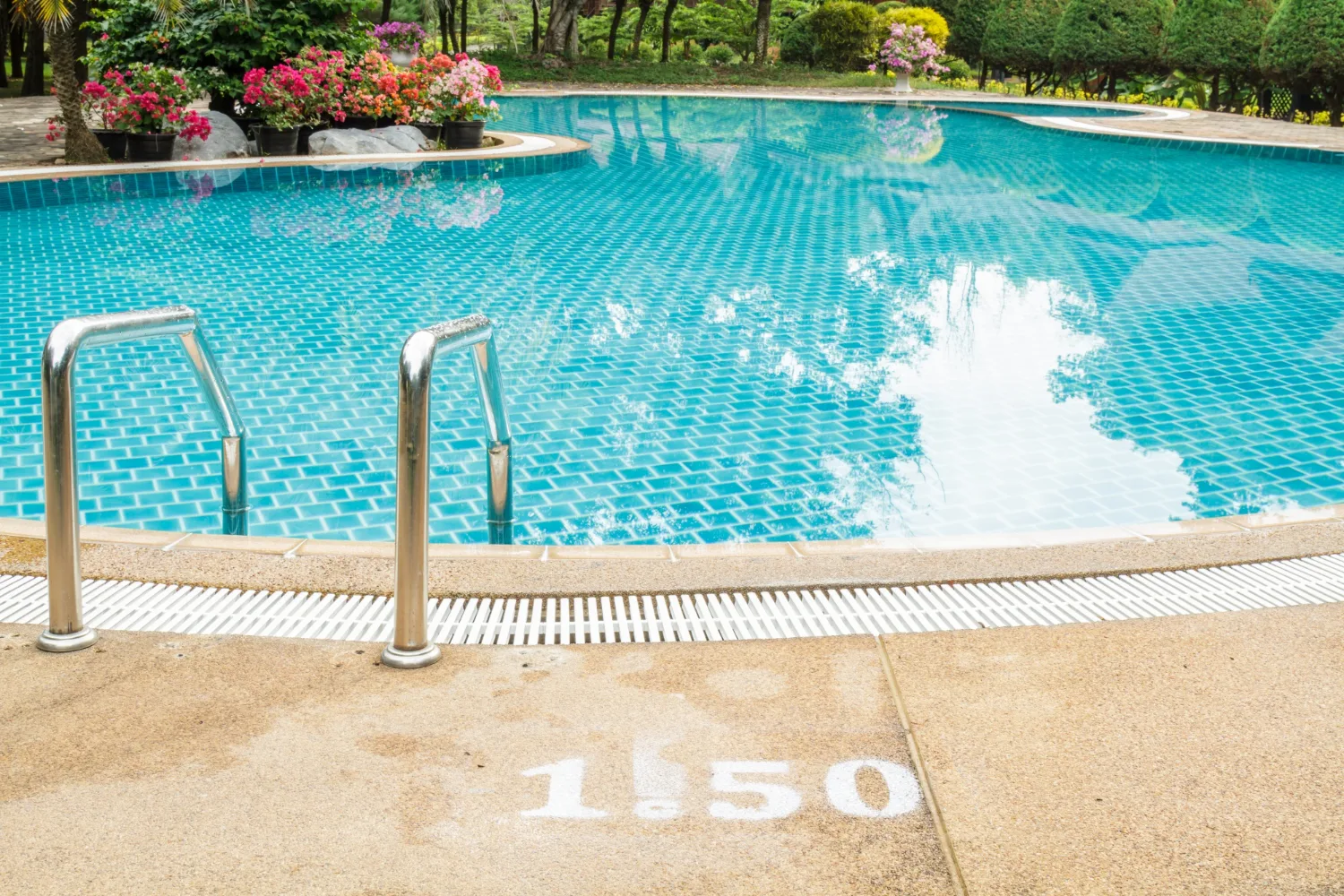 Mantenimiento de piscinas: guía completa para conservar agua, acabados y sistemas